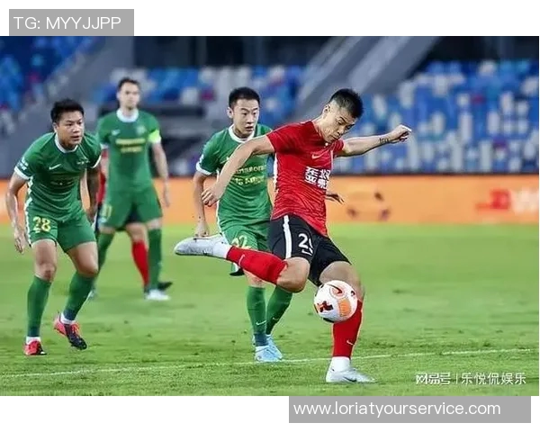 杭州足球队配合引发热议球迷对战术安排和球员默契提出质疑